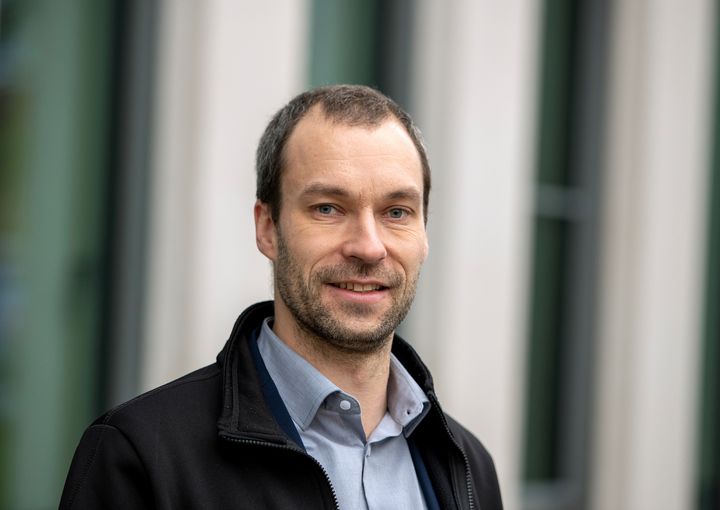 Gregor Heilmann GEWOBA-Geschäftsführer Gregor Heilmann in schwarzer Jacke und blauem Hemd vor unscharfem Hintergrund