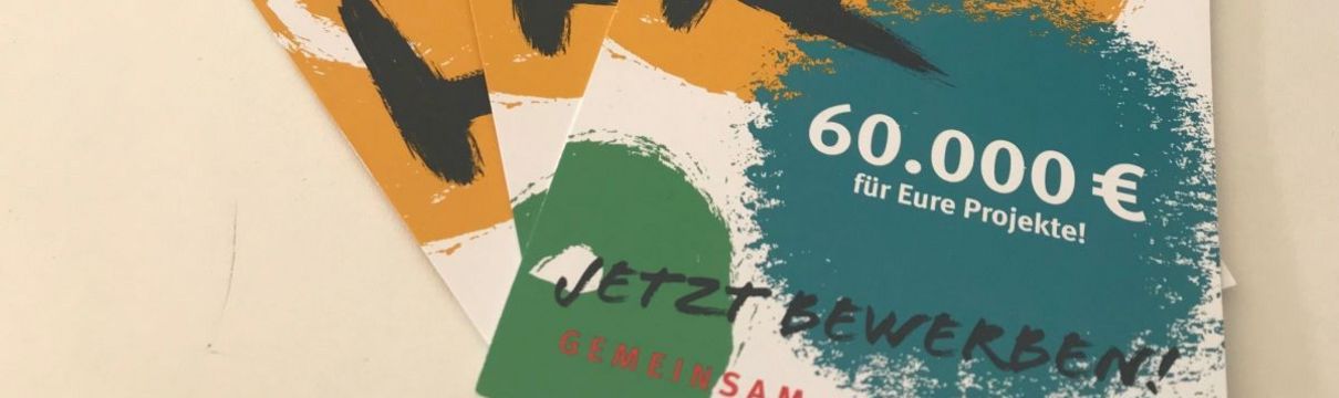 Drei fächerartig angeordnete bunte Flyer