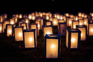 Auf dem Bild sind zahlreiche hellleuchtende Lampen zu sehen.