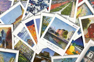 Auf dem Foto sind viele verschiedene übereinanderliegende Kunstkalender zu sehen.