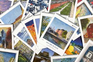 Auf dem Foto sind viele verschiedene übereinanderliegende Kunstkalender zu sehen.