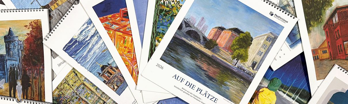 Auf dem Foto sind viele verschiedene übereinanderliegende Kunstkalender zu sehen.