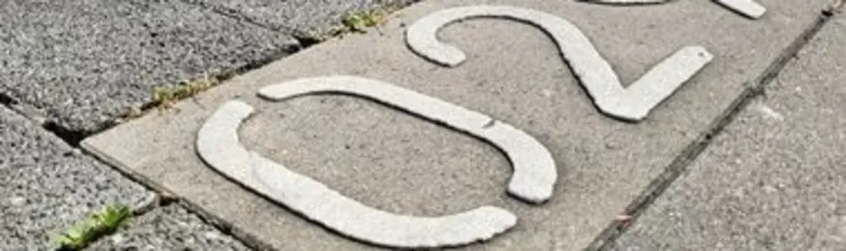 Nummer auf einem Parkplatz