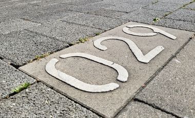 Nummer auf einem Parkplatz