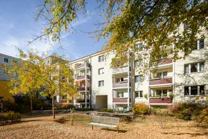 Innenhof eines mehrgeschossigen Wohngebäudes mit Balkonen