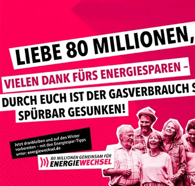Pinkes Kampagnenmotiv mit pink gefärbten Menschen und Texthinweis zum Energiesparen