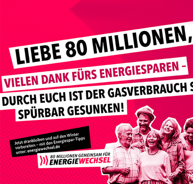 Pinkes Kampagnenmotiv mit pink gefärbten Menschen und Texthinweis zum Energiesparen