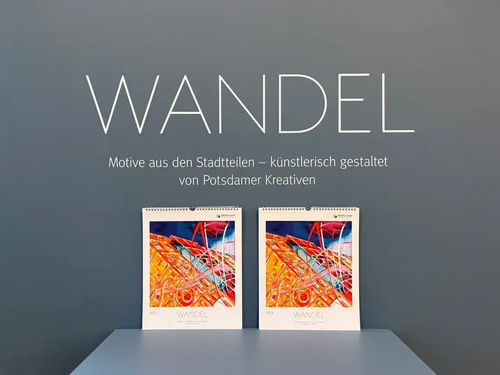 Zwei hochkant stehende Kalender der 2023-Ausgabe vor grauem Hintergrund