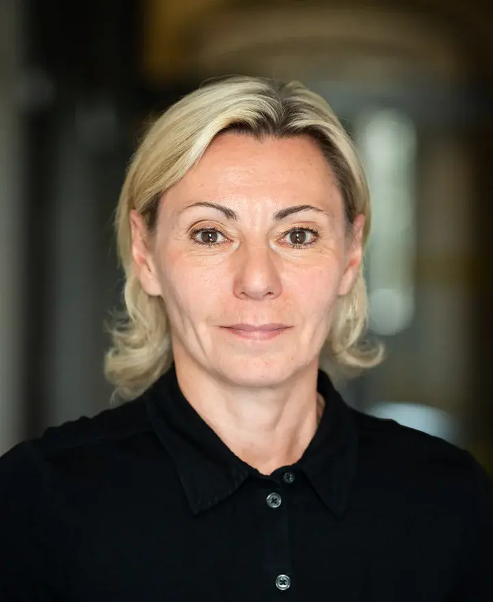 Eine Frau mit blonden Haaren