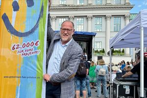 ProPotsdam-Geschäftsführer Bert Nicke steht vor einer Beachflag des Wettbewerbs ProPotsdam Gemeinsam FÜR Potsdam