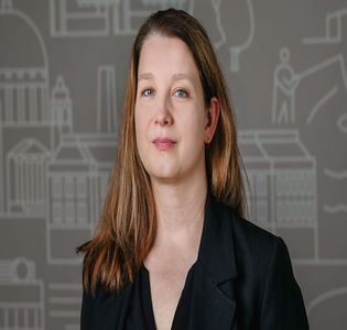 Porträtbild Frau mit schwarzem Oberteil