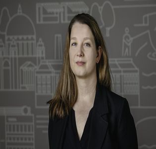 Porträtbild Frau mit schwarzem Oberteil