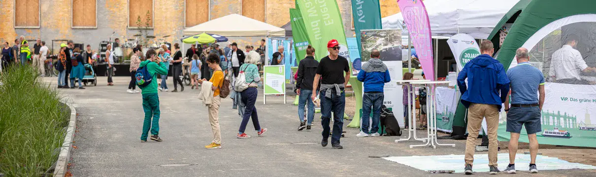 Ein Straßenfest mit Infoständen in Krampnitz