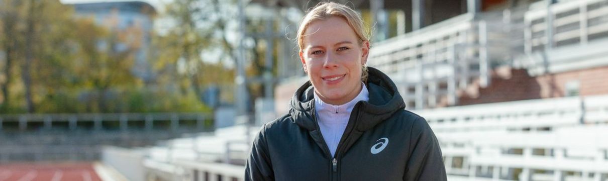 Laura Lindemann steht in einer dicken Trainingsjacke auf der Laufbahn im Luftschiffhafen Potsdam