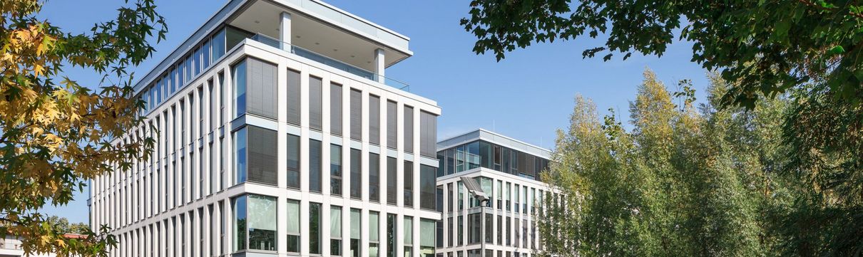 Firmensitz Pappelallee Vierstöckiger, gläserner Firmensitz der ProPotsdam mit Parkmöglichkeiten umgeben von hohen, grünen Bäumen