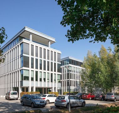 Firmensitz Pappelallee Vierstöckiger, gläserner Firmensitz der ProPotsdam mit Parkmöglichkeiten umgeben von hohen, grünen Bäumen