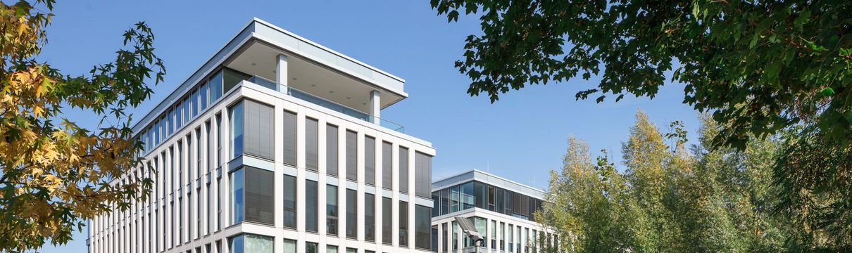 Firmensitz Pappelallee Vierstöckiger, gläserner Firmensitz der ProPotsdam mit Parkmöglichkeiten umgeben von hohen, grünen Bäumen