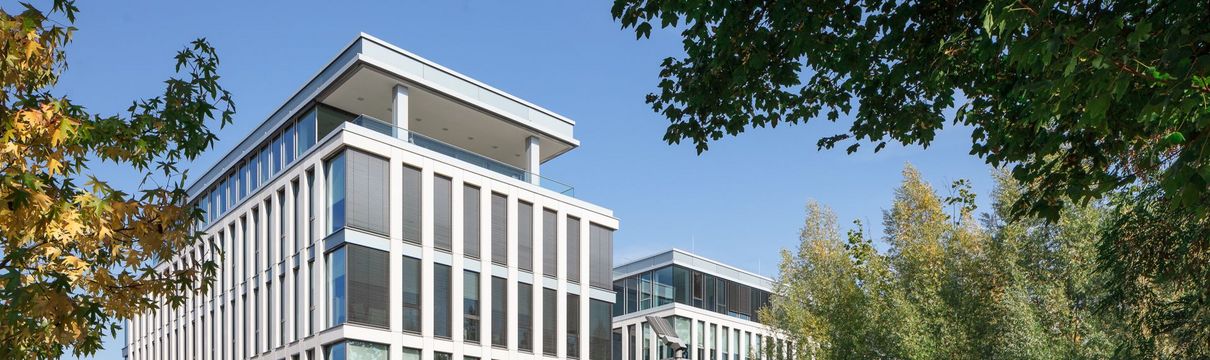 Firmensitz Pappelallee Vierstöckiger, gläserner Firmensitz der ProPotsdam mit Parkmöglichkeiten umgeben von hohen, grünen Bäumen