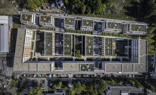 rechteckiges Gebäude-Ensemble von oben fotografiert