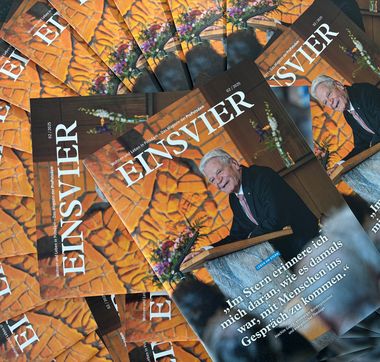 Ein Stapel an gleichaussehenden Magazinen liegt ausgebreitet übereinander.