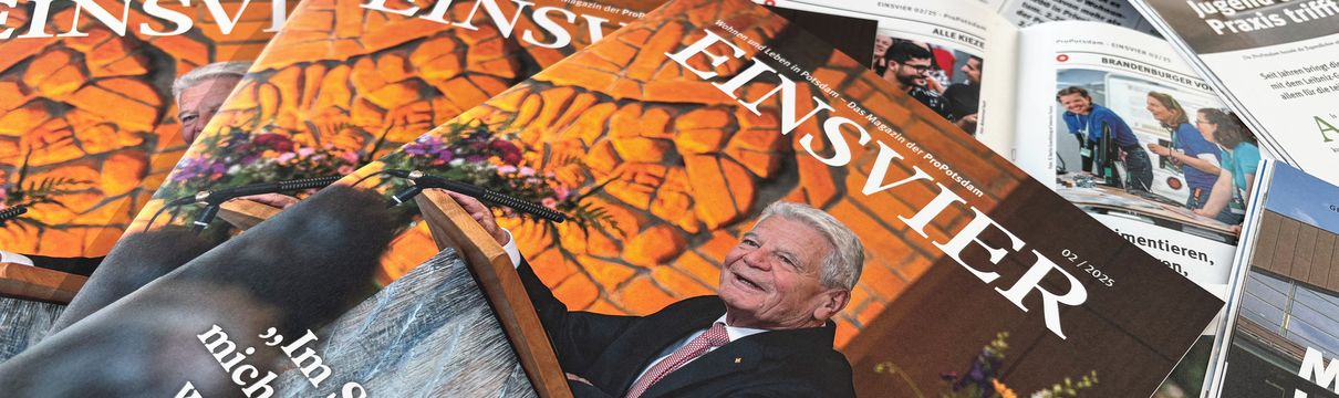 Ein Stapel mit offenen und geschlossenen Broschüren.