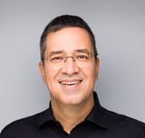 ProPotsdam-Geschäftsführer Jörn-Michael Westphal freundlich lächelnd in schwarzem Hemd vor hellem Hintergrund