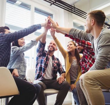 Eine Gruppe Studenten feiert einen Erfolg