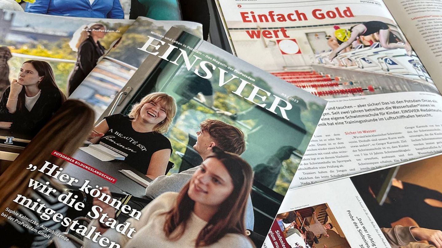 Zeitungen durcheinander auf dem Tisch mit Fotos von jungen Auszubildenden