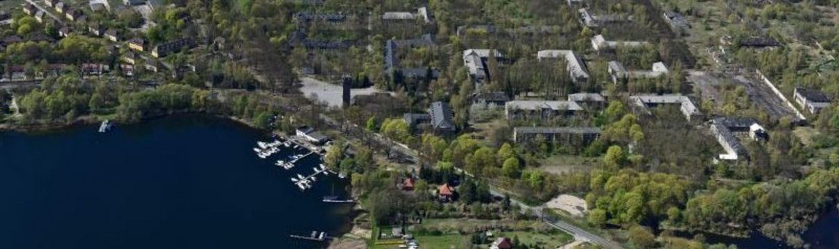 Luftbild vom Kasernengelände Krampnitz, auf die Anordnung der ehemaligen Gebäude zu sehen ist