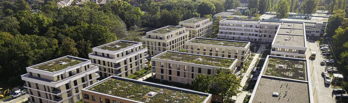 Mehretagige Wohnblocks innerhalb eines Stadtgebietes von oben.