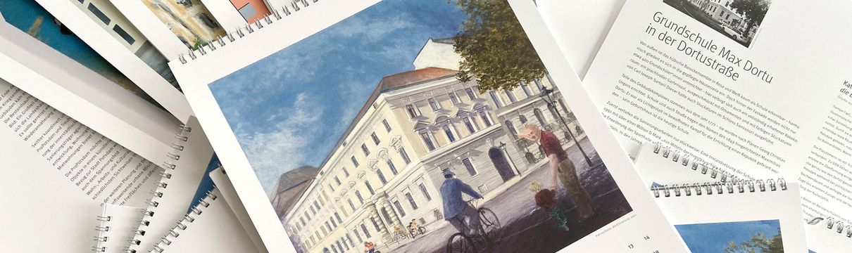 Aufeinanderliegende Exemplare des Kalenders, auf unterschiedlichen Seiten aufgeklappt, liegen übereinander. Im Fokus liegt das August-Motiv.