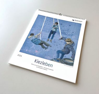 Kunstkalender, schaukelnde Kinder, blauer Hintergrund