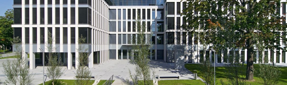 U-förmiger, vier-etagiger Firmensitz der ProPotsdam mit Rasenfläche und Baumbewuchs mit Blick von der Pappelallee