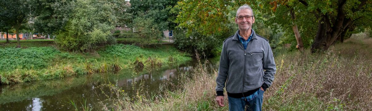 Burghard Sell steht im Grünen am Ufer der Nuthe