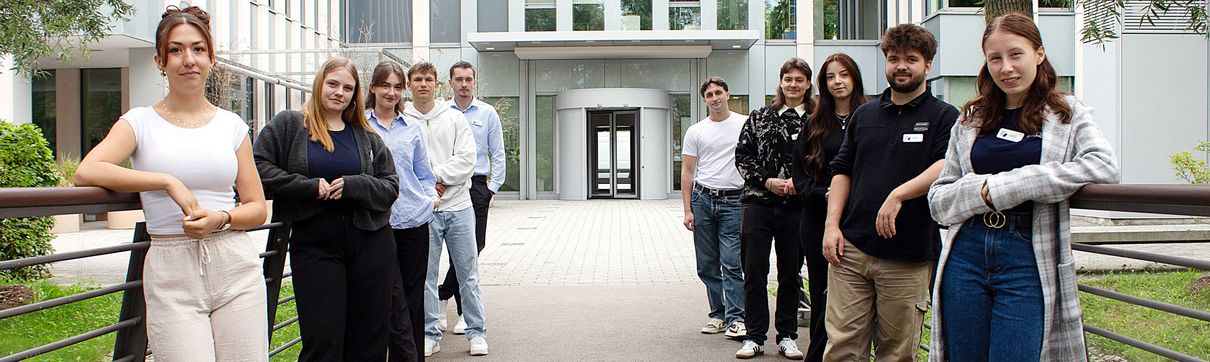 Zehn neue Auszubildende stehen vor der Zentrale der ProPotsdam.