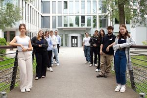 Zehn neue Auszubildende stehen vor der Zentrale der ProPotsdam.
