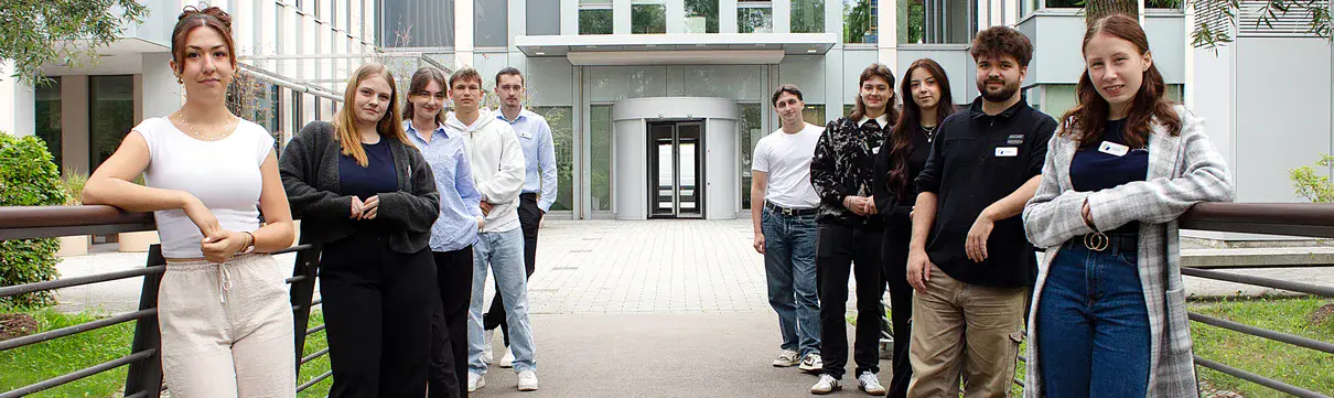 Zehn neue Auszubildende stehen vor der Zentrale der ProPotsdam.