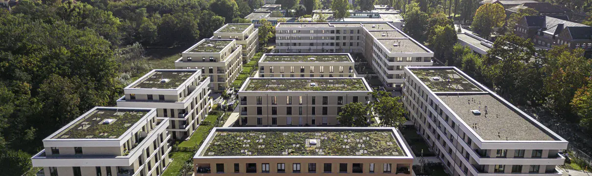Luftaufnahme mit Blick über ein neu gebautes Wohnquartier