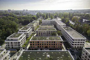 Luftaufnahme mit Blick über ein neu gebautes Wohnquartier
