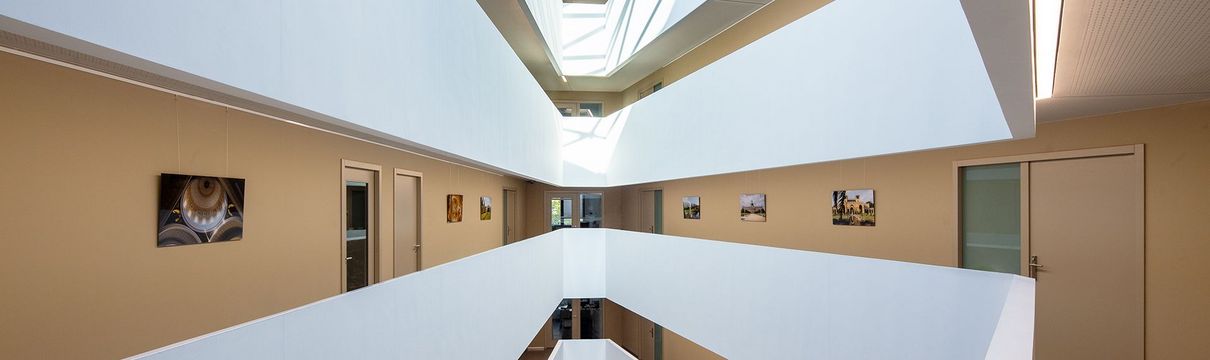 Blick in das Sportinternat im Luftschiffhaben über mehrere Etagen hinweg