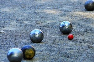 Silberne Boule-Kugeln auf einer kiesartigen Fläche