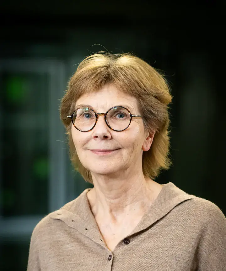 Eine Frau mit kurzen Haaren und Brille