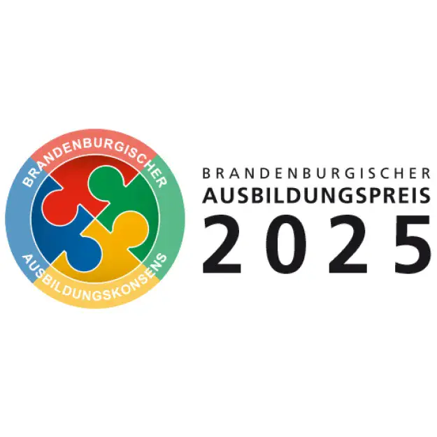 Signet des Brandenburgischen Ausbildungskonsenses mit puzzleförmigem Kreis in verschiedenen Farben und der Aufschrift "Brandenburgischer Ausbildungspreis 2025"