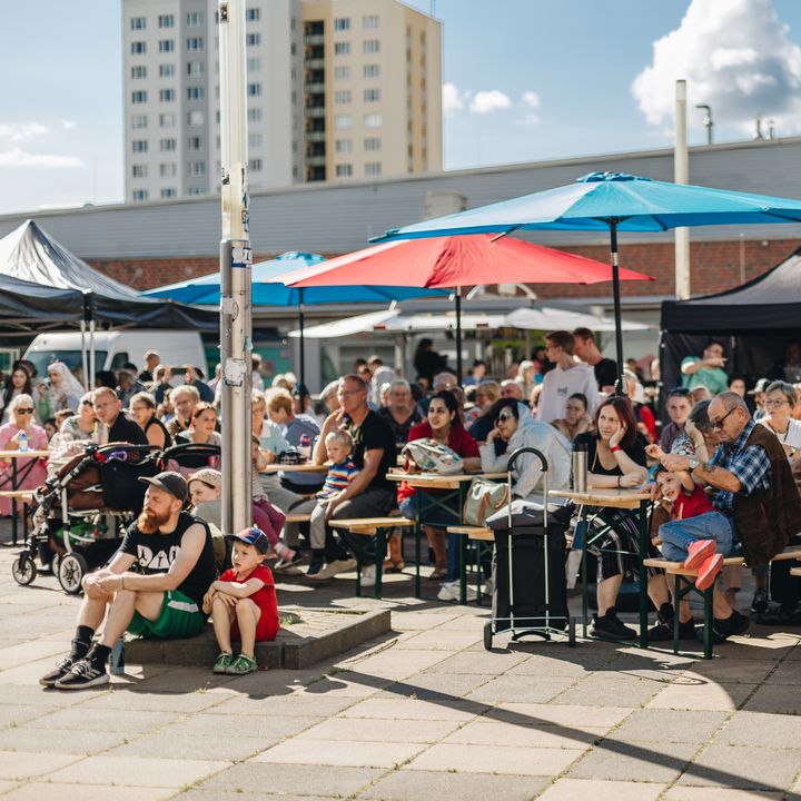 Menschen auf einem Platz im Sommer bei einem Fest