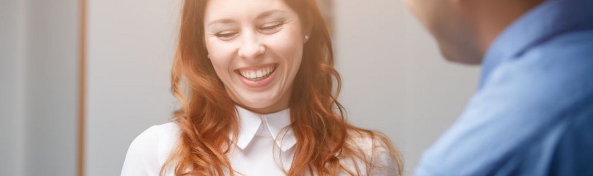 Eine Auszubildende zur Bürokauffrau übermittelt Akten