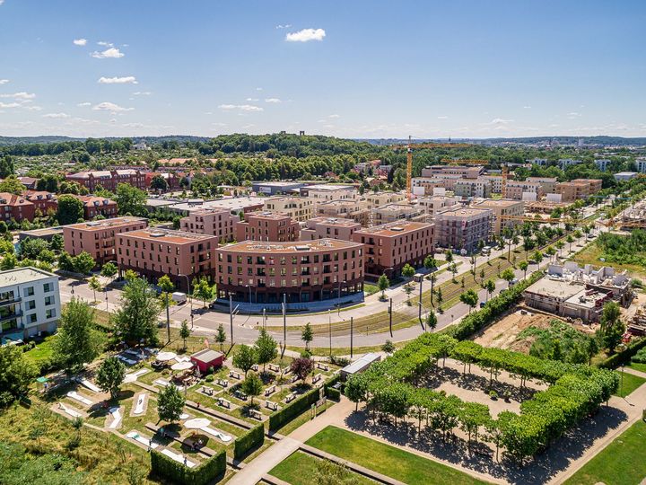 Blick vom Volkspark aus der Luft über die fertig gestellten Neubauten im Norden Potsdams mit Blick über die Stadt