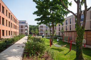 Das Foto zeigt das Bauprojekt der ProPotsdam in der Heinrich-Mann-Allee mit Häusern, Bäumen und Grünanlagen.