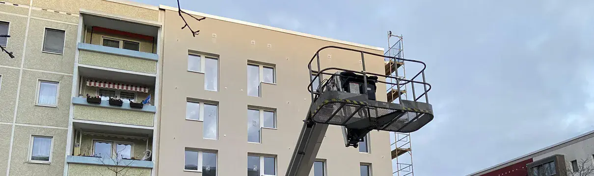 Baukrahn und Baufahrzeug von einem Wohngebäude