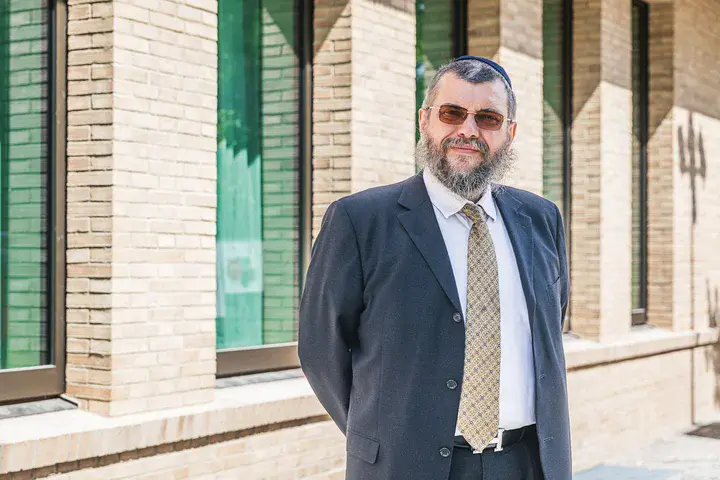 Rabbi Ariel Kirzon steht vor dem Gebäude der neuen Synagoge.