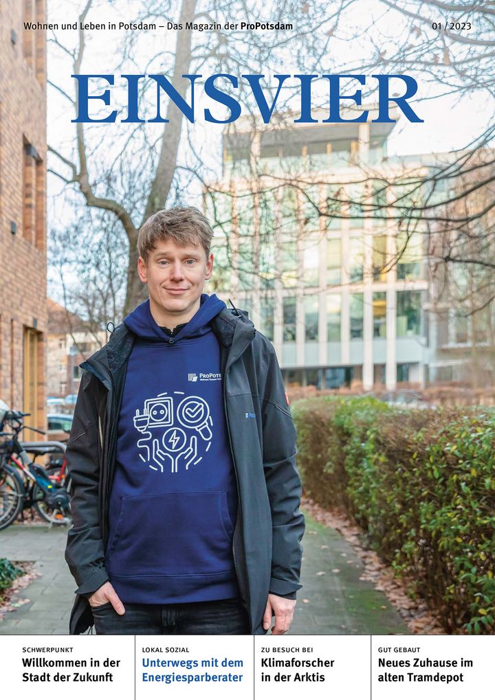 Cover der neuen EINSVIER-Ausgabe mit einem lächelnden Mann in blauem Sweater